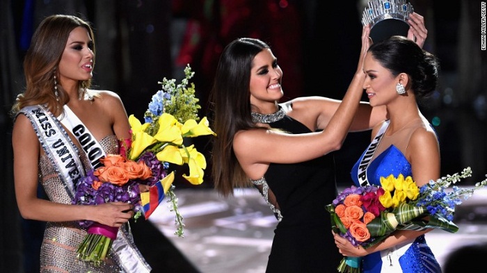 Wrong contestant crowned at Miss Universe 2015